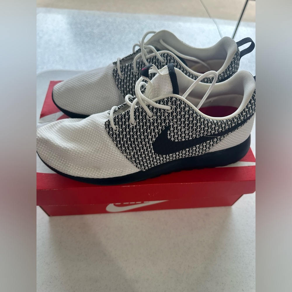 Nike Rosche Run Black and White